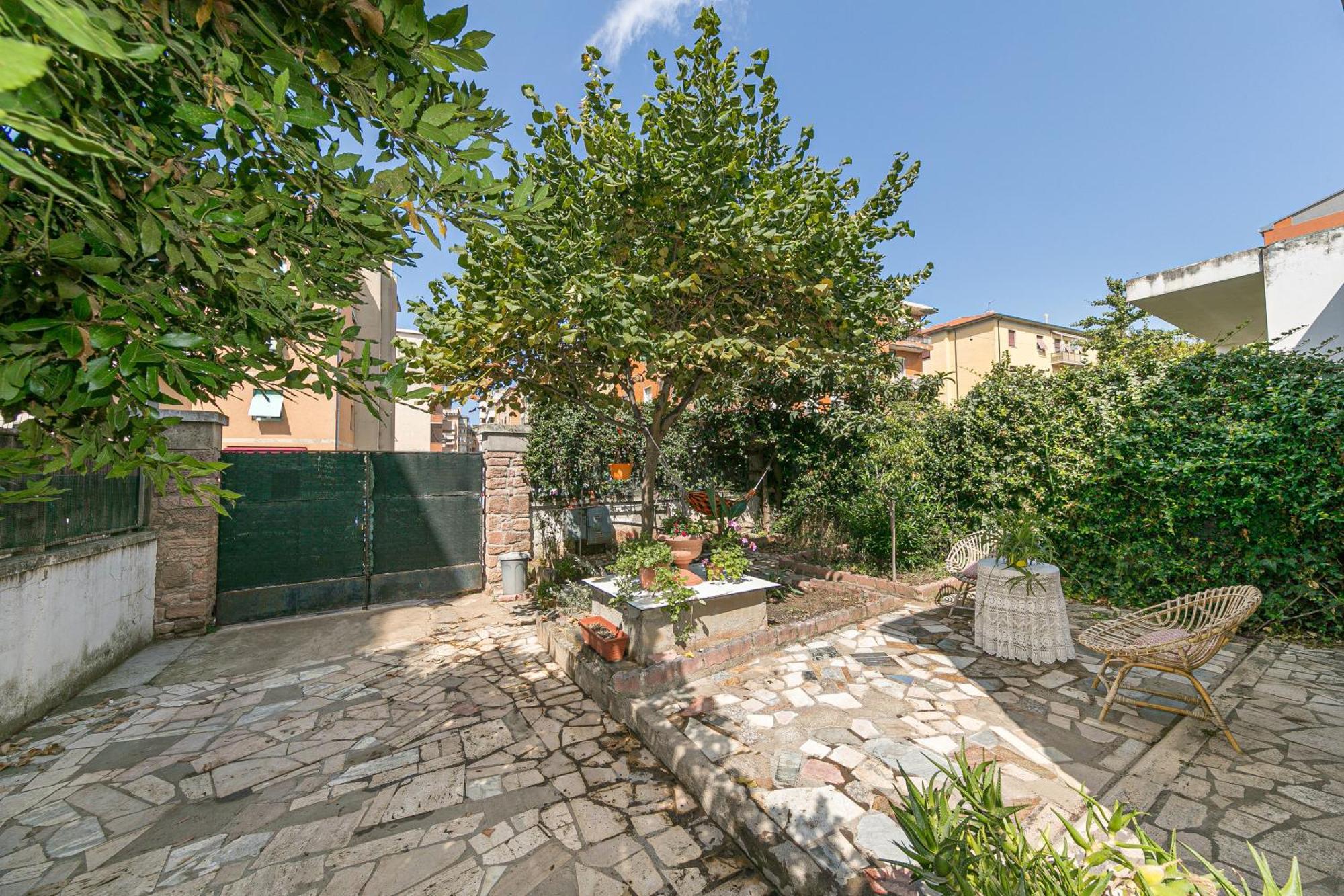 Appartamento Con Giardino A Due Passi Dal Mare Пьомбино Экстерьер фото